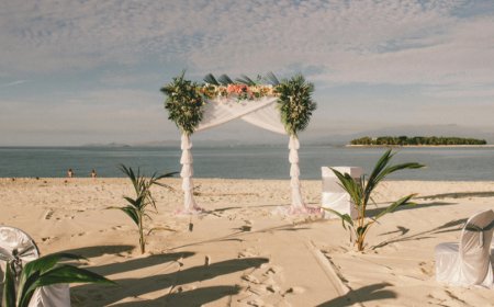 Beach Wedding Guide: How to Keep Your Guests Comfortable & Happy