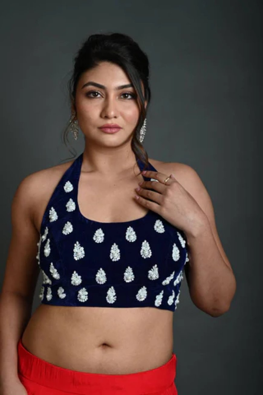 How to Style a Halter Neck Saree Blouse for Summer Outings